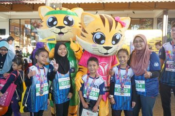 VitaHealth Malaysia Supplement: ICare Pharmacy Charity Run 2019 Group Photo With Mascots - Enriching The Lives With Our Health Supplements Such As Liver Supplements, Eye Supplements, Supplement For Men and Women